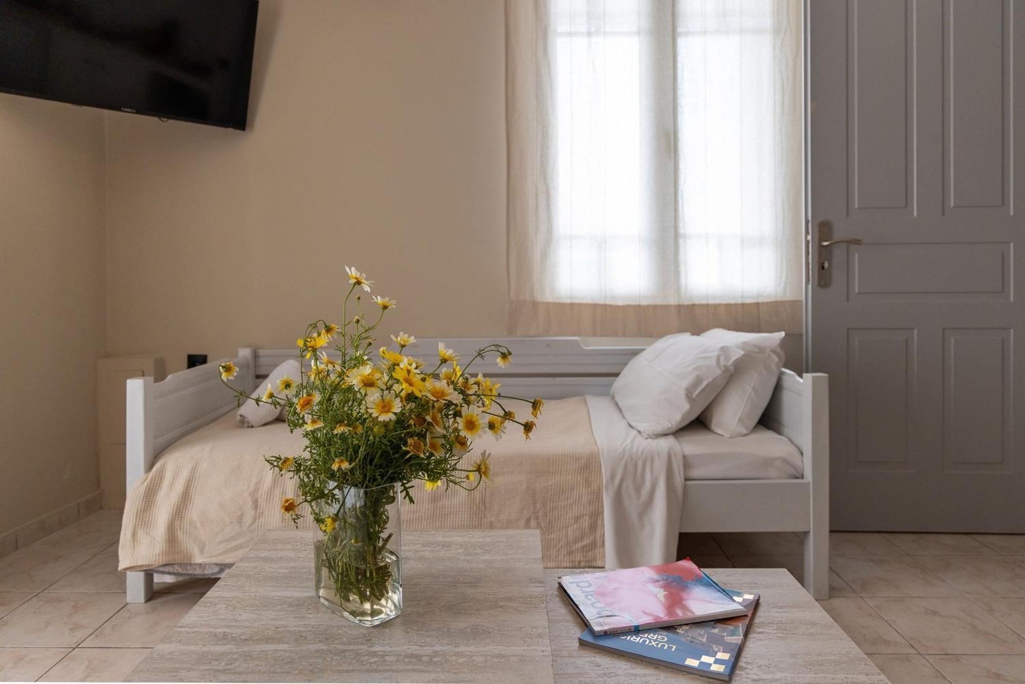 Noe Rooms In Center Of Tinos Exterior photo